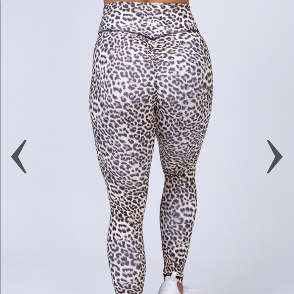 ***SOLD*** Yellow Leopard Scrunch bum leggings - Picture 5 of 9